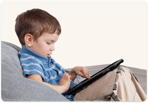 תמונה שמתארת ילד שלומד עם טאבלט קריאה, כתיבה ואוצר מילים, באמצעות אפליקציית טייפיט